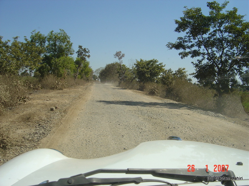The dusty road towards Kanha national park