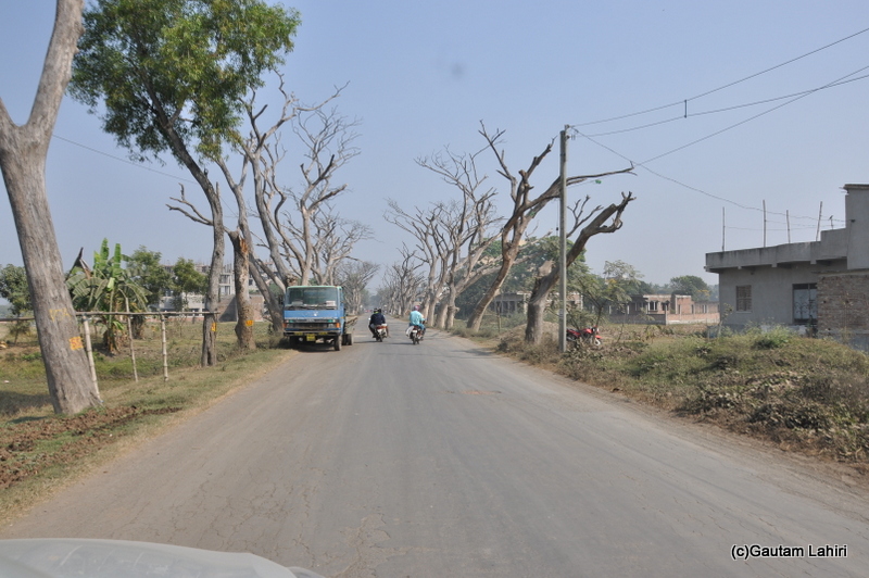 Growing population on the road from Kolkata to Chandraketugarh, taken by Gautam Lahiri
