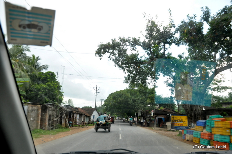 NH117, highway from Kolkata to Diamond Harbor, West Bengal, India by Gautam Lahiri