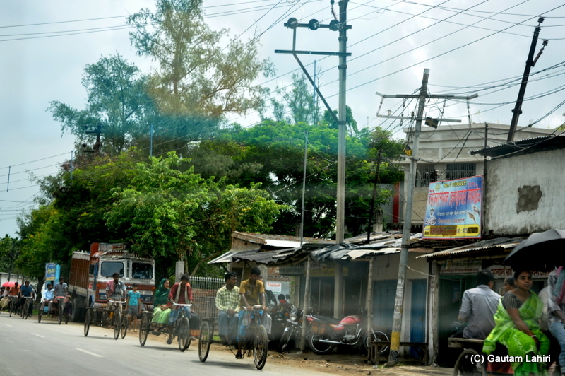 NH117, highway from Kolkata to Diamond Harbor, West Bengal, India by Gautam Lahiri