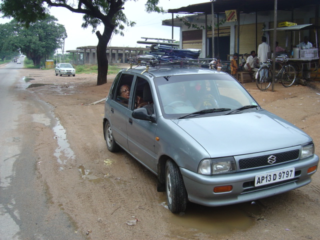 This image has an empty alt attribute; its file name is stopping-for-cha-on-our-way-to-nagarjun-sagar-dam-2.jpg