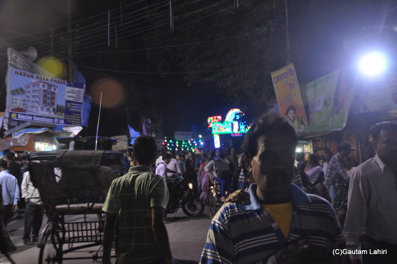Narrow roads, filled with traffic at Santiniketan by gautam lahiri