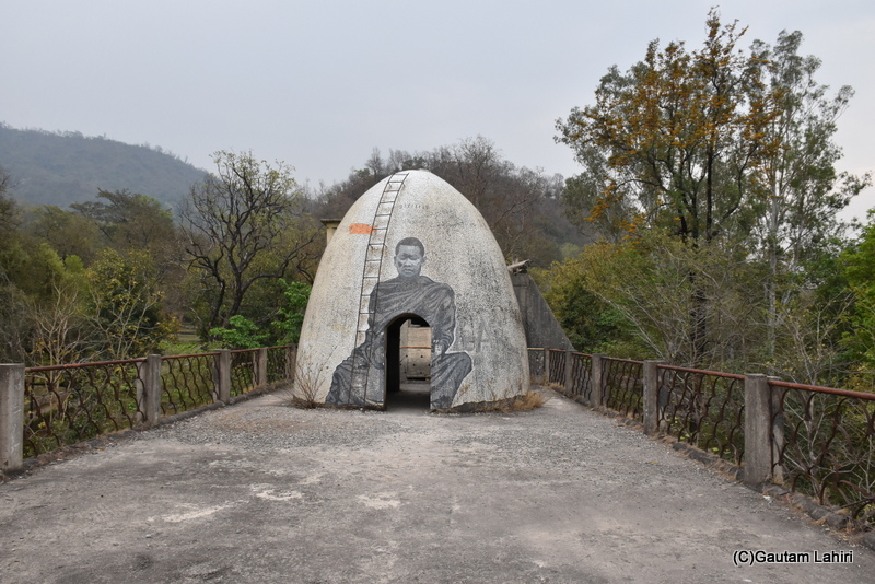 Meditative domes atop the roof of the pyramidal building at Chaurasia Kutiya by gautam lahiri