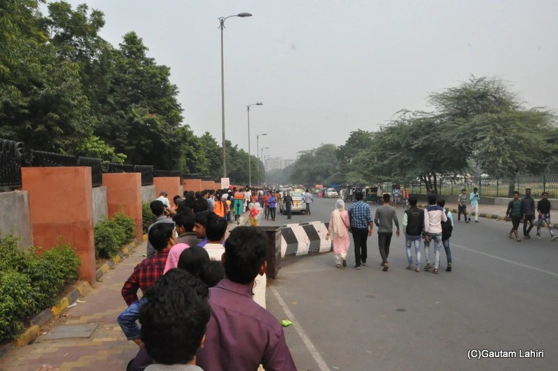 The main entrance road of Bahai temple, New Delhi by gautam lahiri